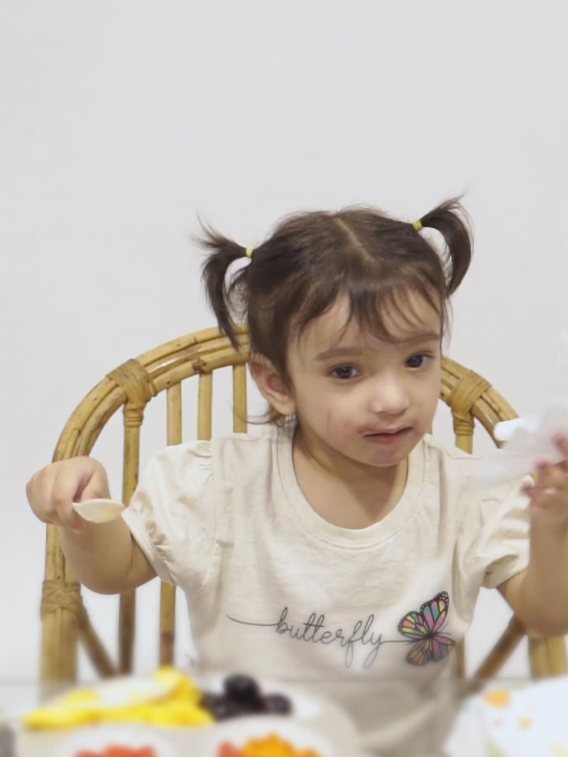 Video shows a little girl wiping her mouth with Aiwibi wipes.